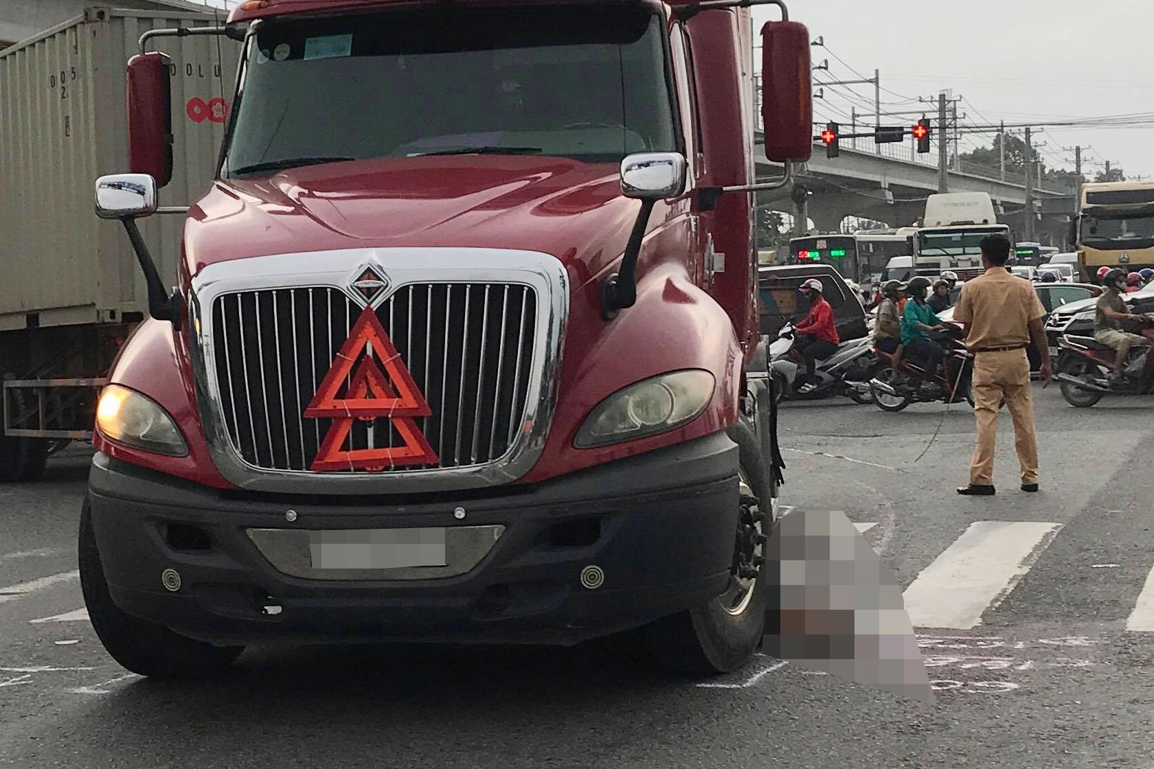 Va cham xe dau keo, ong lao tu vong tren xa lo Ha Noi hinh anh