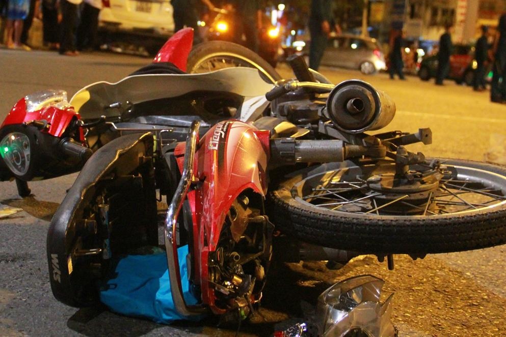 Xe may cho 3 lao len via he, nam thanh nien tu vong hinh anh