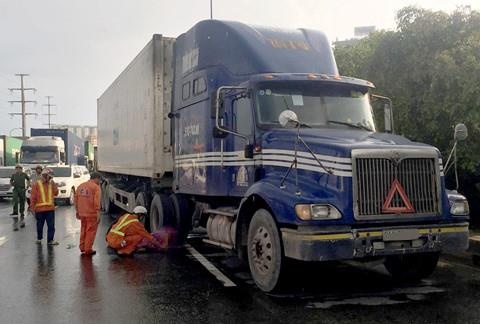 Va cham voi xe dau keo, nguoi phu nu tu vong o vong xoay My Thuy hinh anh