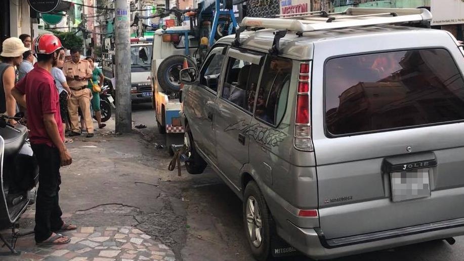 Ôtô tông 2 xe máy ảnh 1 Oto tong 2 xe may anh 1