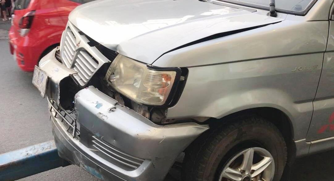 Oto huc vang 2 xe may o Sai Gon, 2 nguoi nhap vien cap cuu hinh anh