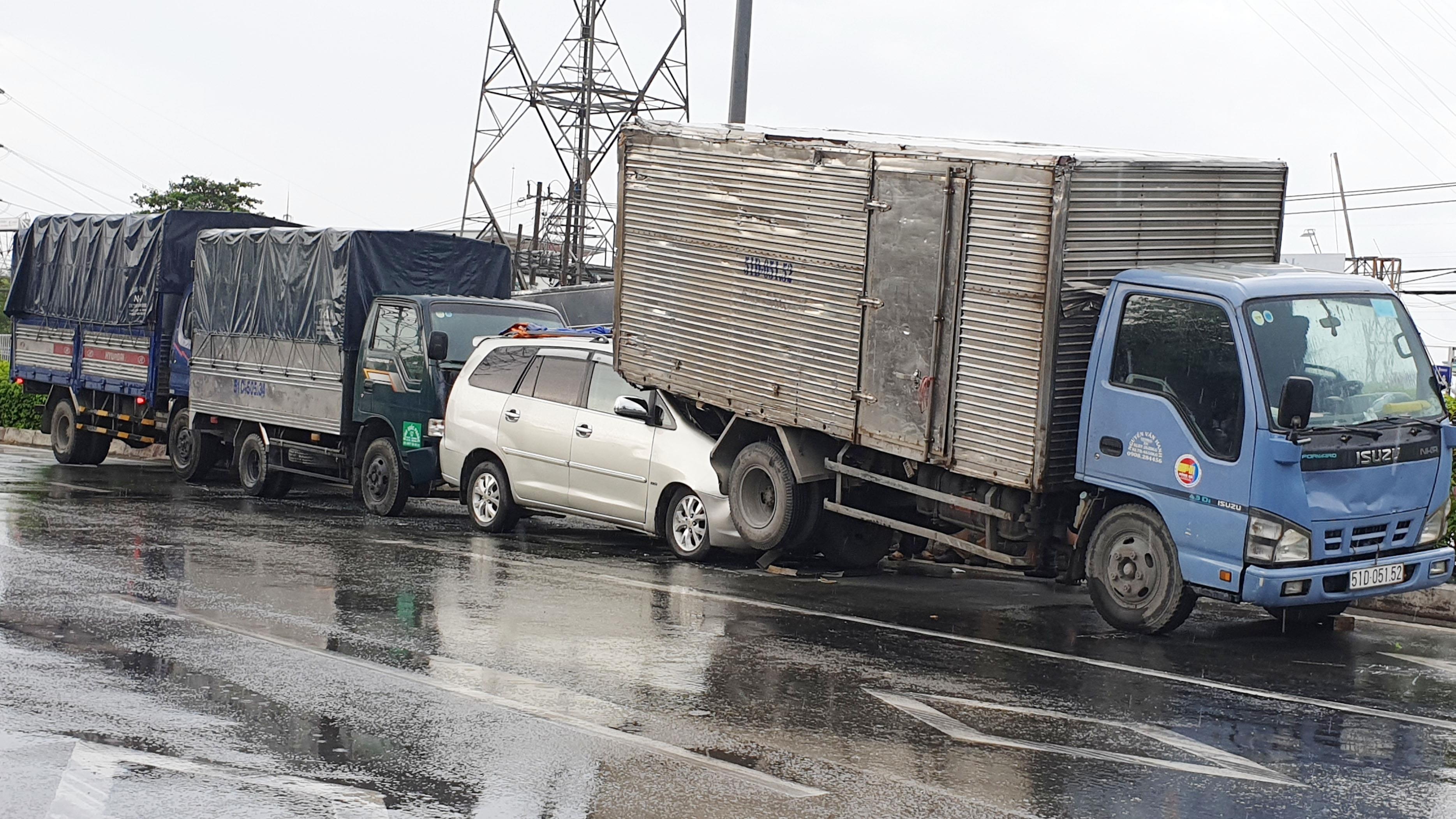 4 oto va cham lien hoan tren quoc lo 1 hinh anh