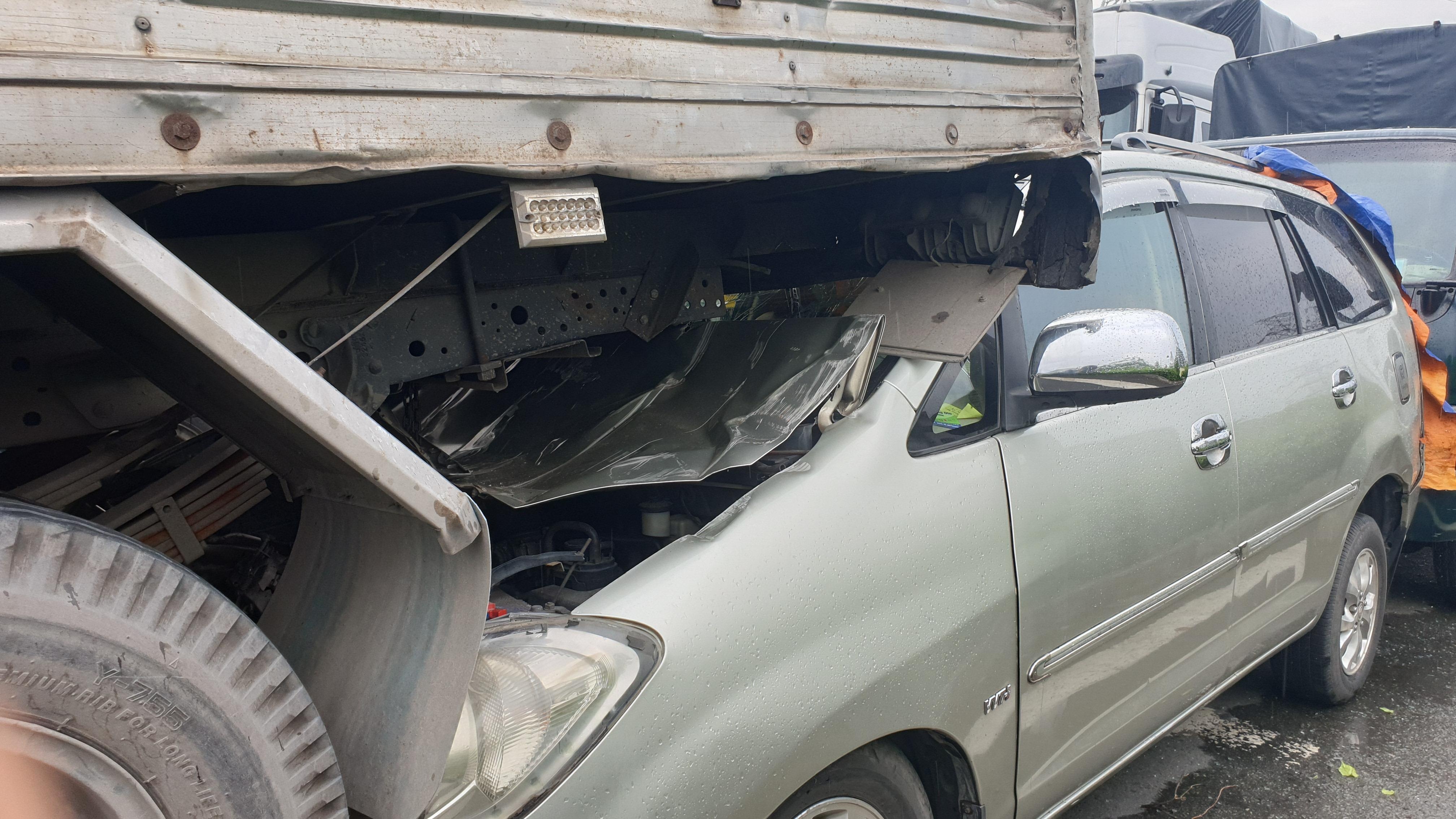 4 oto tong nhau tren quoc lo 1, giao thong un tac hinh anh