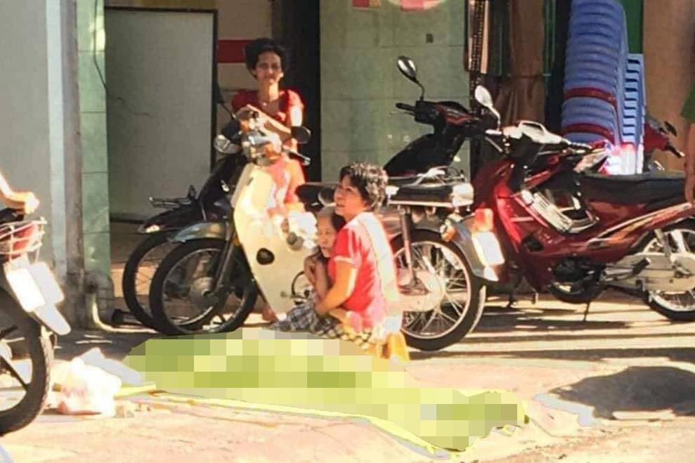 Con trai roi tu lau cao xuong dat tu vong, me om thi the khoc ngat hinh anh