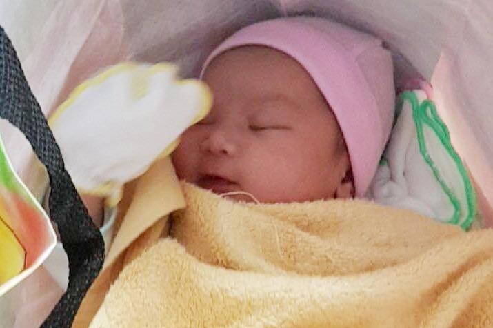 Be gai 1 thang tuoi bi bo roi gan tram xe buyt o Sai Gon hinh anh