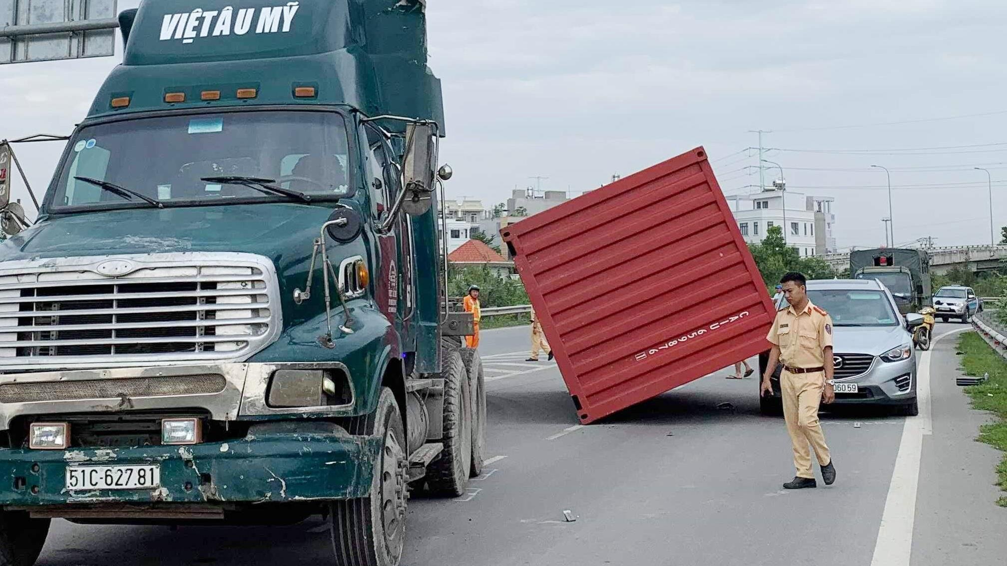Thùng container lật đè ôtô con ảnh 1 Thung container lat de oto con anh 1