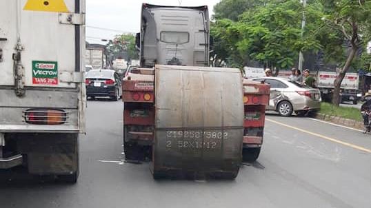 Cuộn thép 20 tấn rơi trúng ôtô con ảnh 1 Cuon thep 20 tan roi trung oto con anh 1