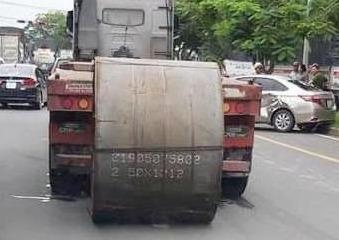 Cuon thep 20 tan roi trung oto con o Sai Gon, tai xe thoat chet hinh anh