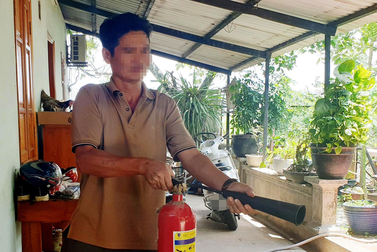 Nguoi cha ke luc chong cu 4 ten cuop co sung, cuu con trai hinh anh