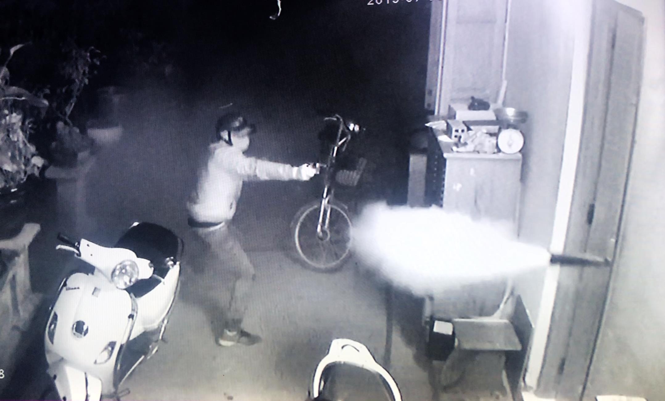 Cha dung binh chua chay chong nhom cuop co sung, cuu con trai hinh anh