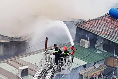 Nha xuong 800 m2 chay du doi o Sai Gon, nguoi dan om tai san thao chay hinh anh