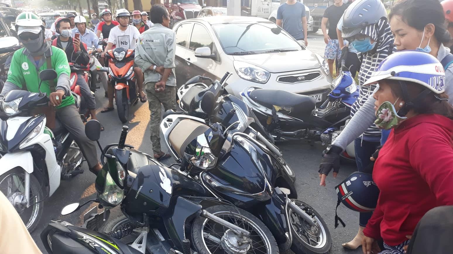 Ôtô tông hàng loạt xe máy ảnh 1 Oto tong hang loat xe may anh 1