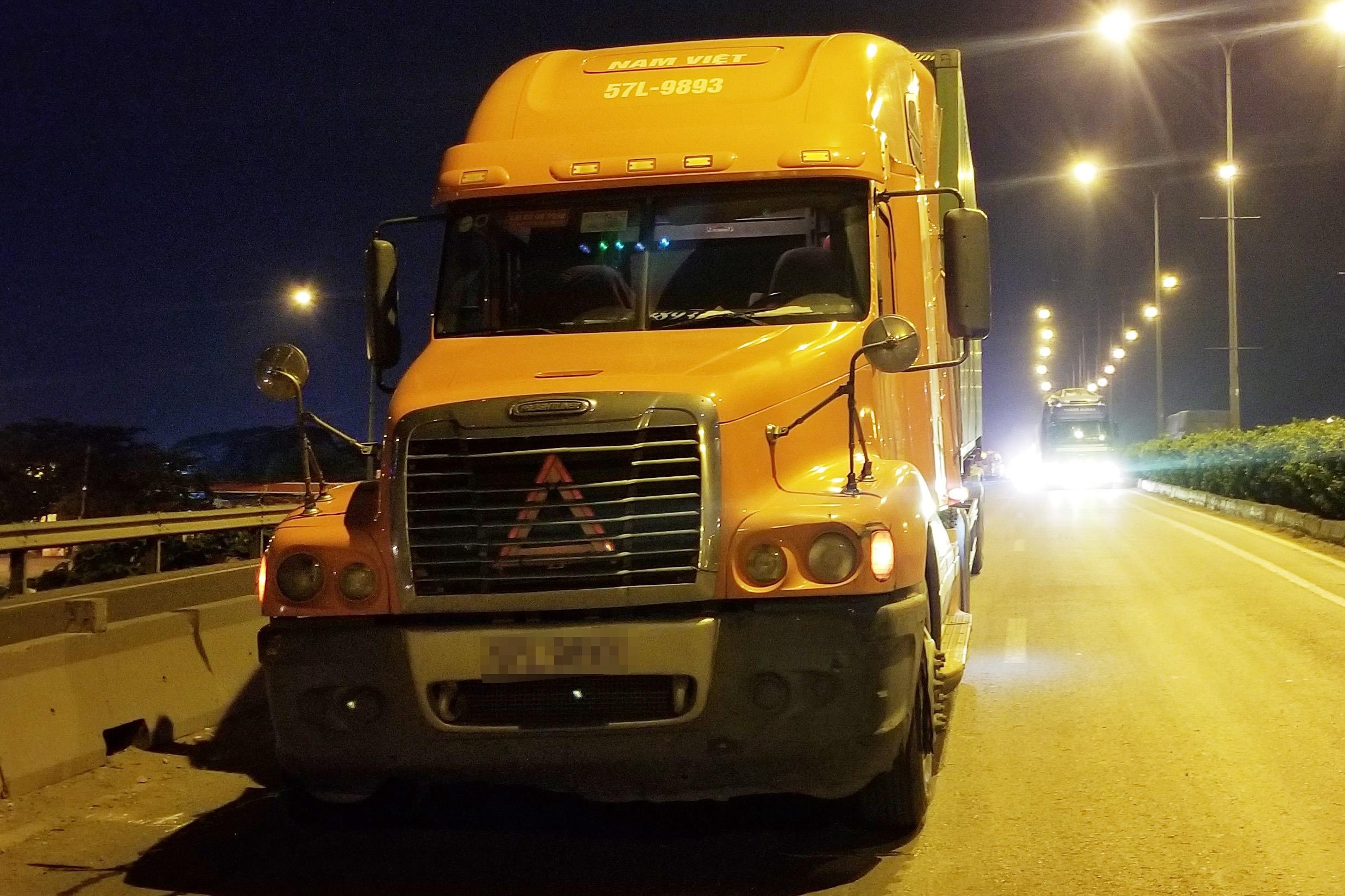 Chay vao lan oto cau vuot Song Than, thanh nien tong duoi xe dau keo hinh anh