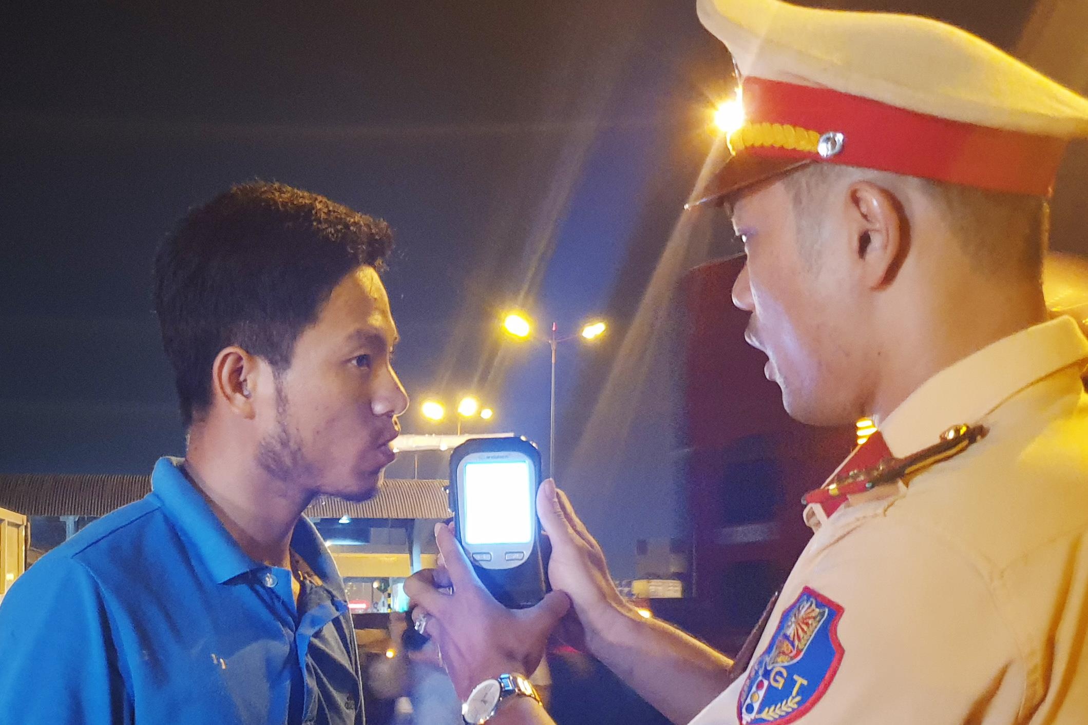 Uong mot lon bia, tai xe bi phat 2,5 trieu hinh anh