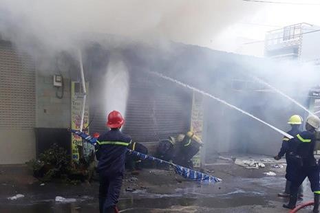 Ngoi nha chay ngun ngut sau tieng no lon o Sai Gon hinh anh