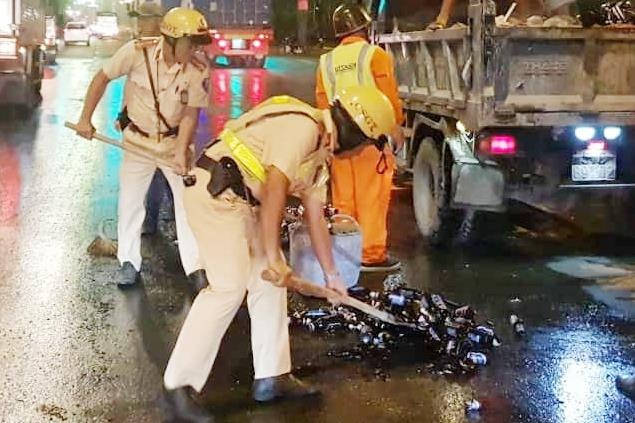 Hang tram chai bia vo tran xuong duong, quoc lo 1 un tac hinh anh
