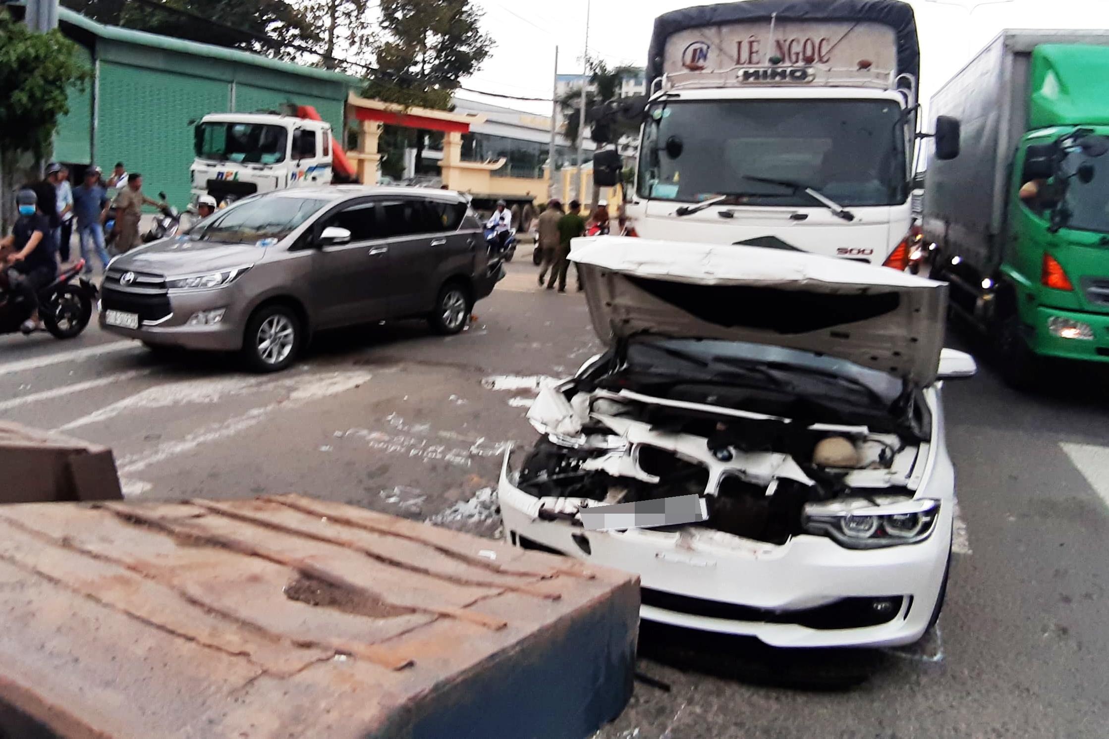 BMW hong nang sau tai nan lien hoan tai nga tu An Suong hinh anh