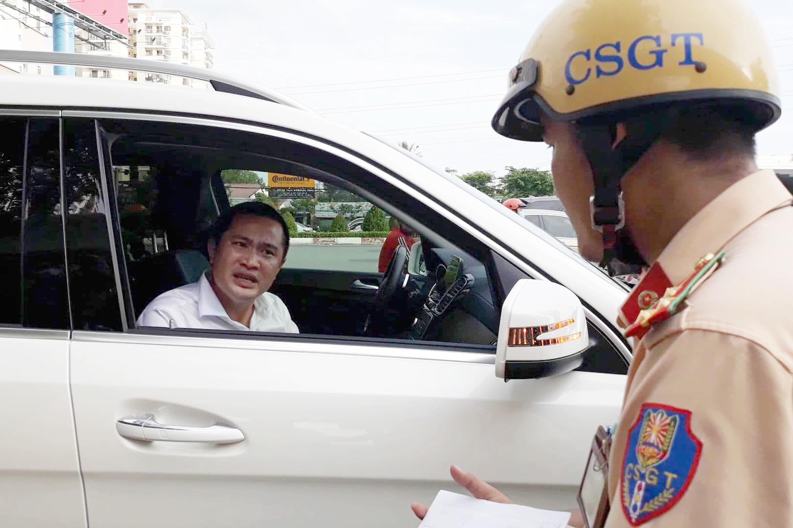 'Chu xe' co thu tren Mercedes GLS gia 5 ty, de nghi CSGT cau ve don hinh anh