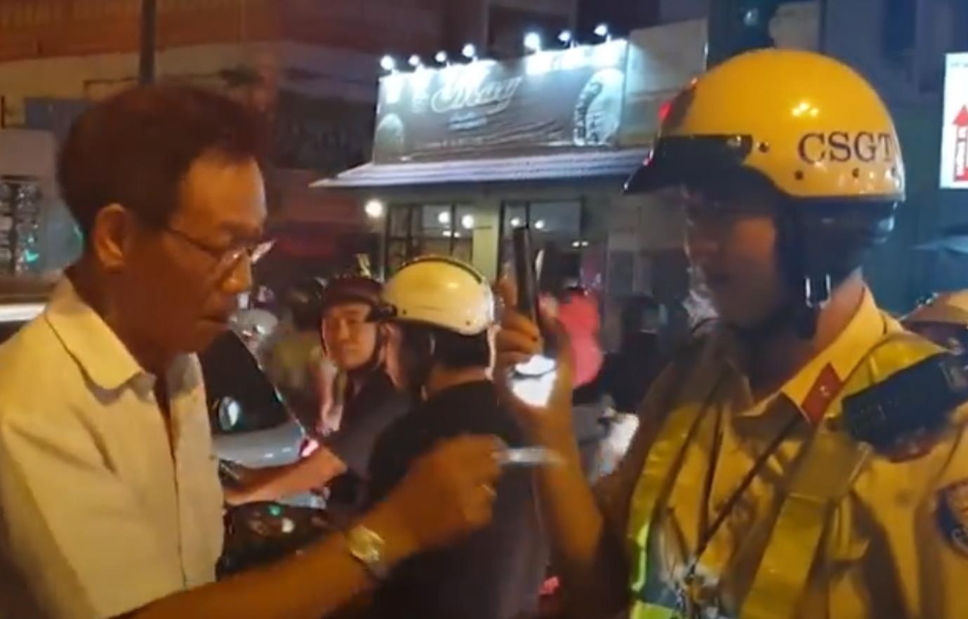 Tai xe Sai Gon khong ky bien ban vi pham, doi CSGT deo camera giam sat hinh anh