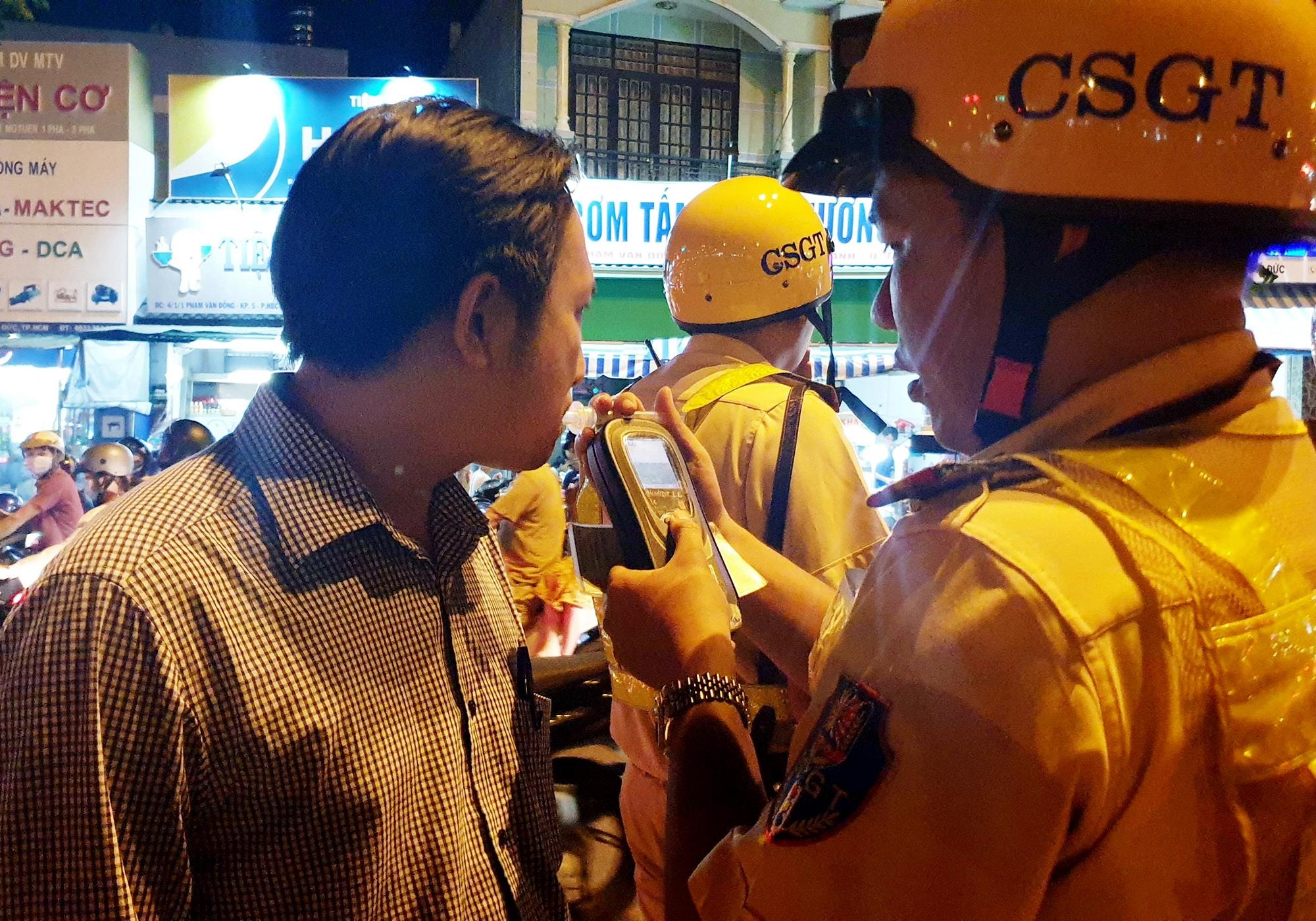 CSGT Sai Gon khong deo camera, nguoi vi pham tu choi ky bien ban hinh anh