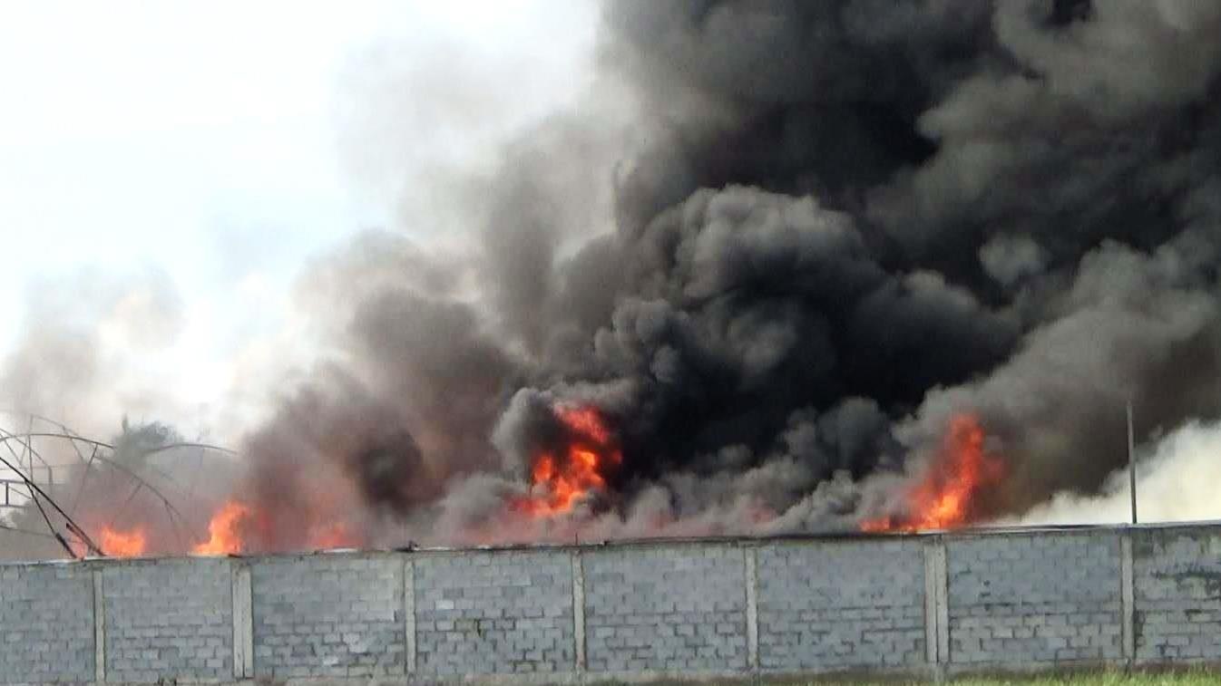 Canh sat dap tuong, dap tat dam chay xuong nem mut o Sai Gon hinh anh