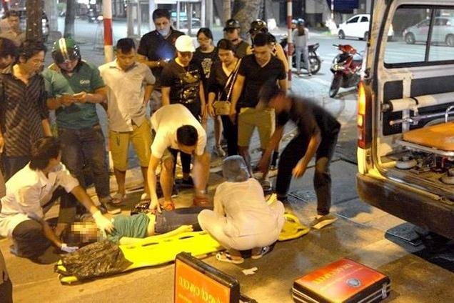 Nam thanh nien bi xe buyt can tu vong o Sai Gon hinh anh