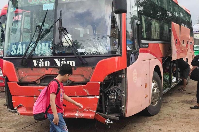 Hien truong vu oto khach lao vao khu cho tu phat khien 4 nguoi chet hinh anh