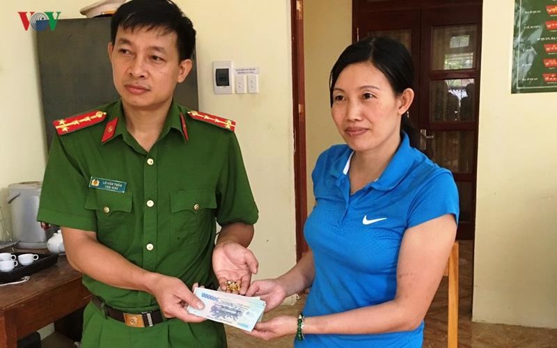 Cán bộ công an nhặt được vàng ảnh 1 Can bo cong an nhat duoc vang anh 1