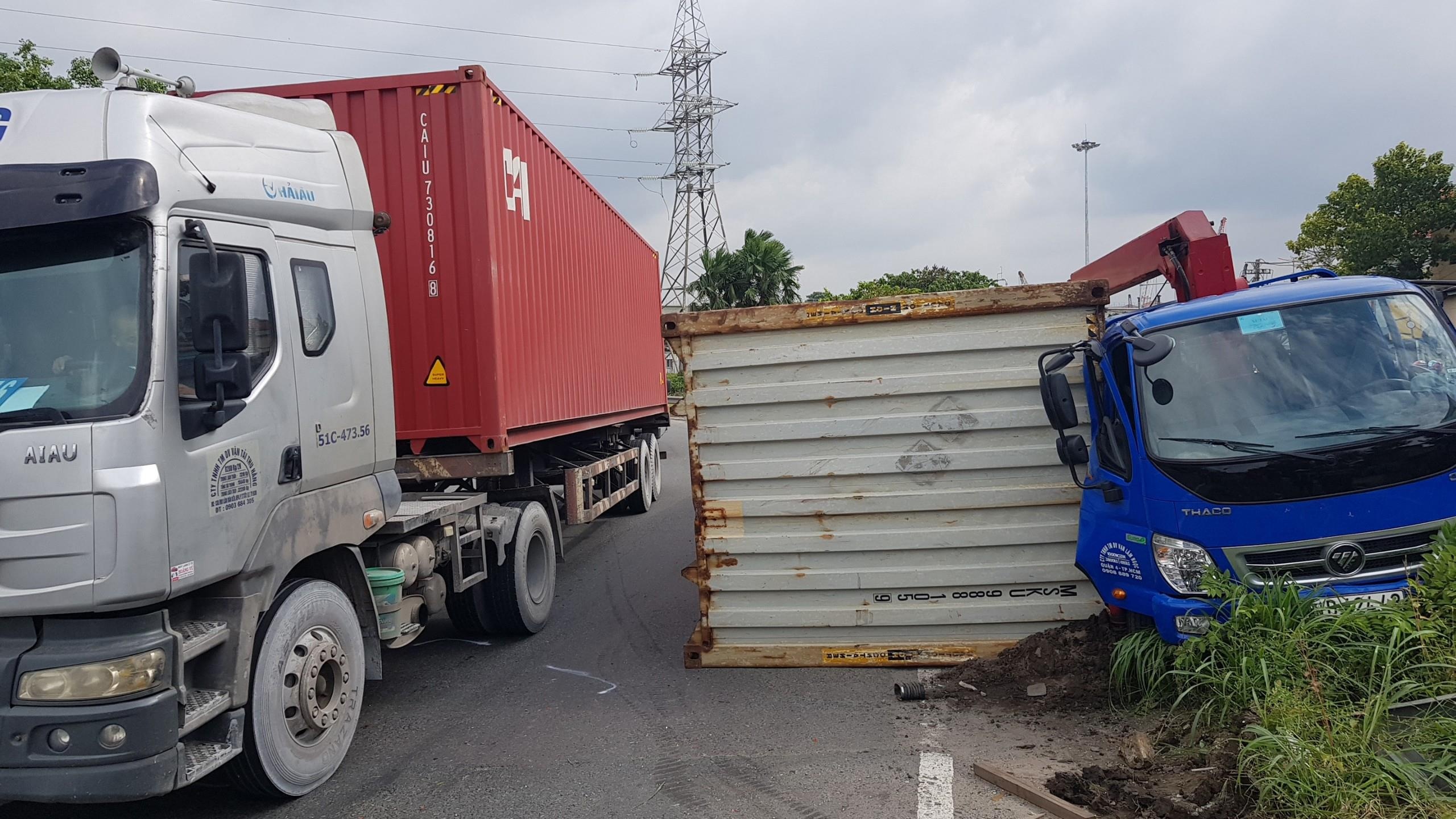 Thùng container rơi trúng ôtô tải ảnh 1 Thung container roi trung oto tai anh 1