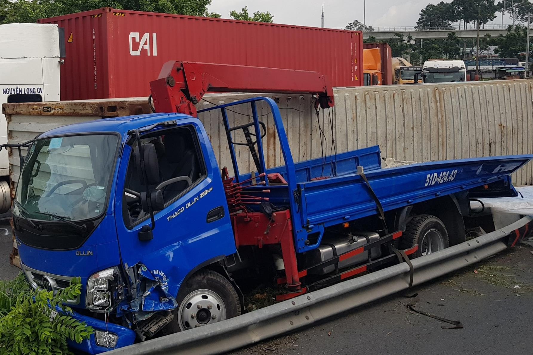 Thung container roi trung oto tai o Sai Gon, tai xe may man thoat nan hinh anh