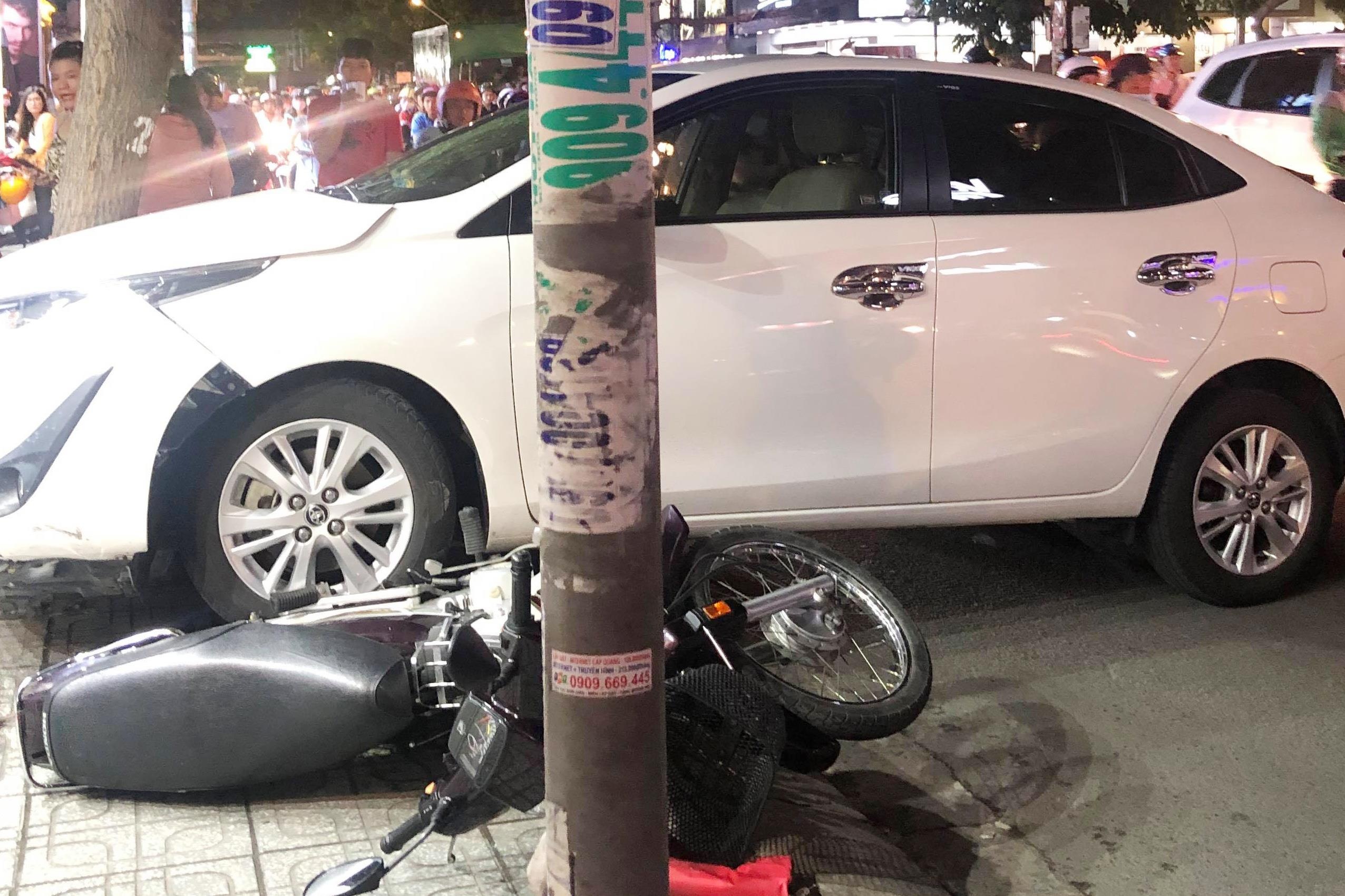 Nu tai xe o Sai Gon quay dau oto, huc vang 2 xe may len via he hinh anh