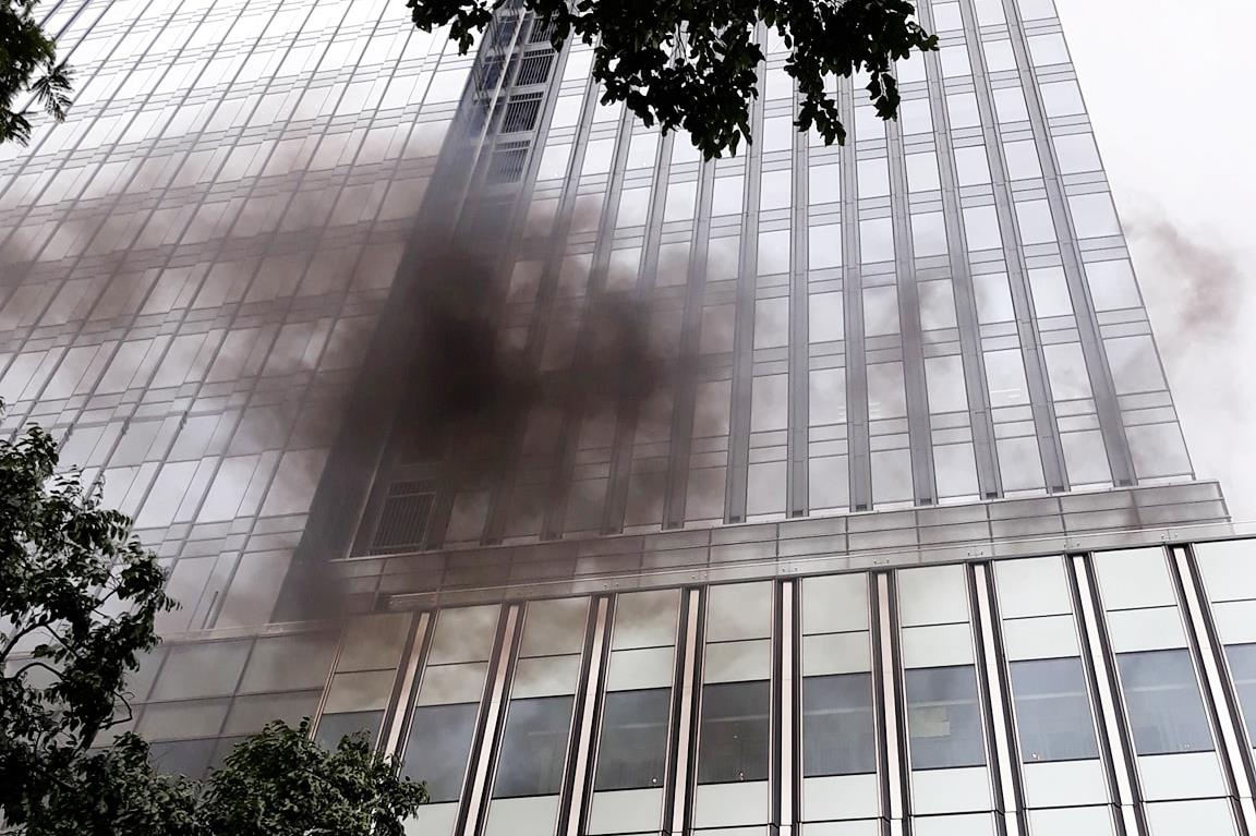 Khoi mu mit boc ra tu Saigon Centre, nhieu nguoi hoang loan thao chay hinh anh