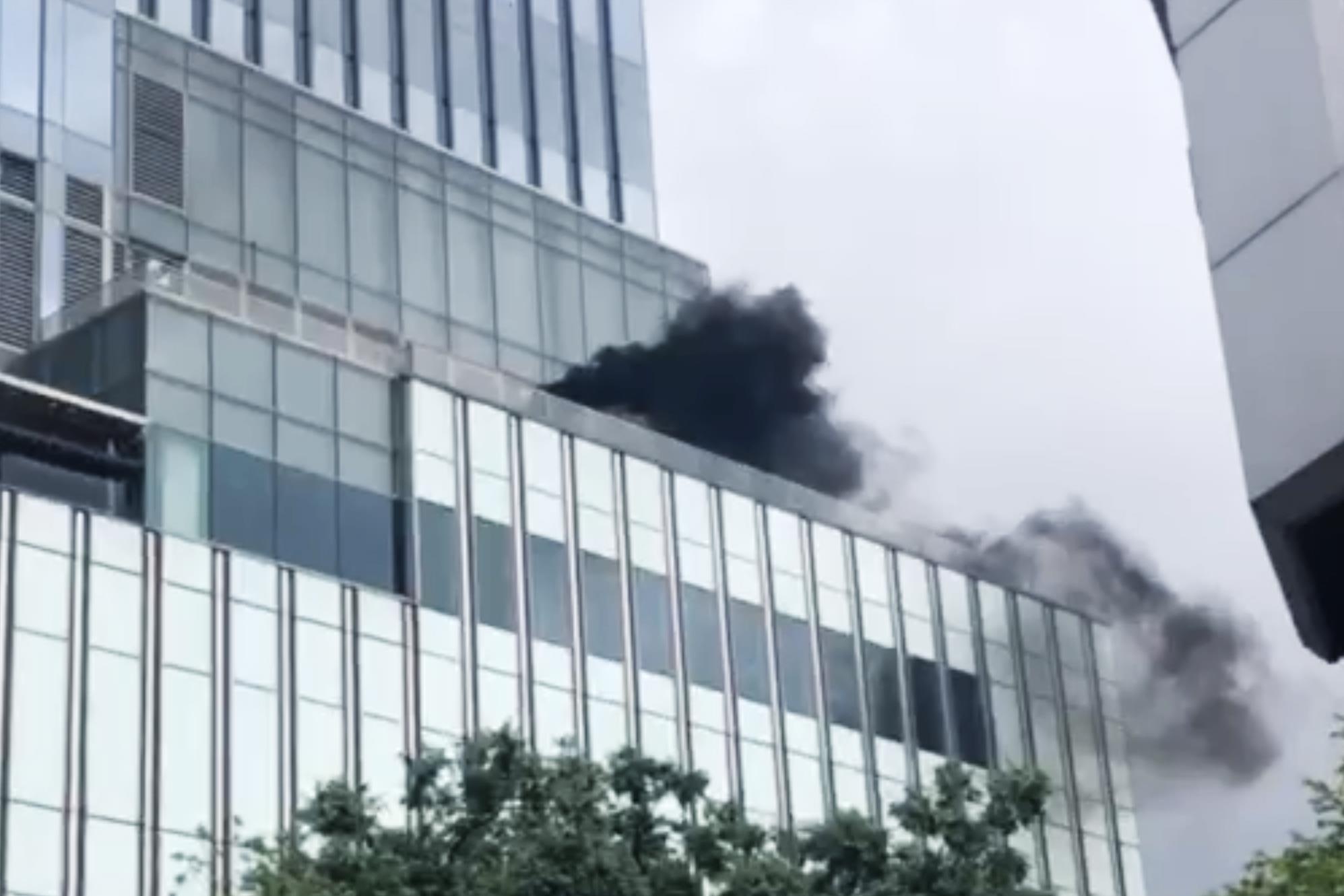 Nhieu nguoi thao chay khoi Saigon Centre khi khoi den phat ra mu mit hinh anh