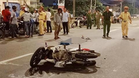 Chay vao lan oto tren quoc lo, 2 thanh nien bi xe tai can hinh anh