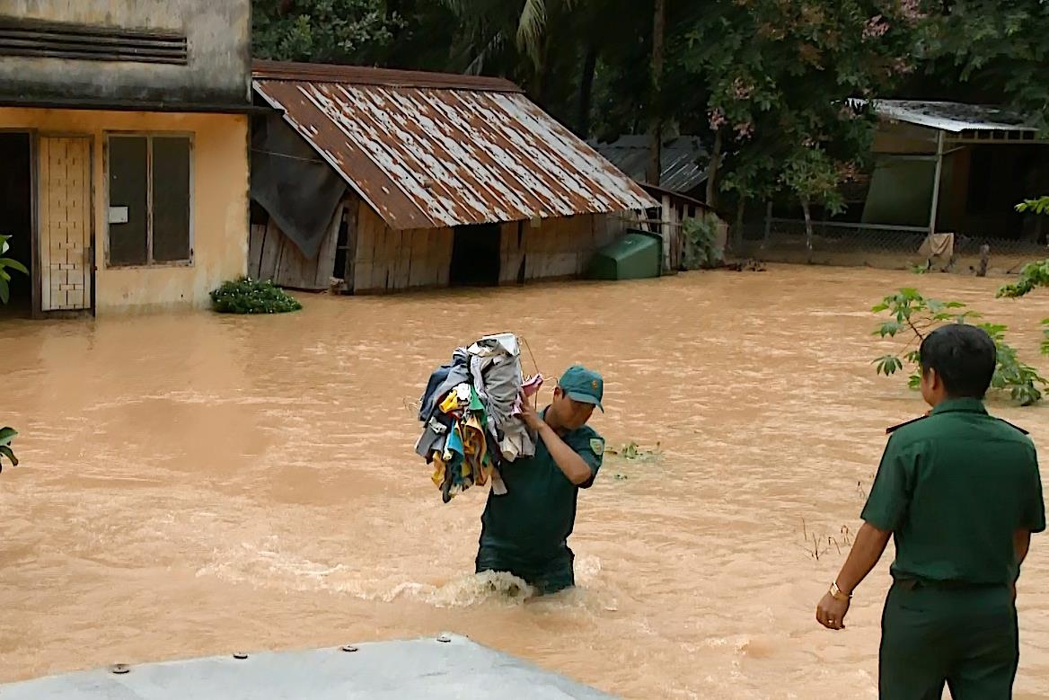 Giai cuu 6 nguoi mac ket tren cu lao Ba Lenh o Dong Nai hinh anh