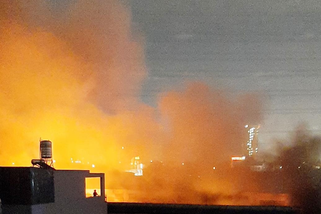 Mot nguoi bi thuong trong dam chay lon tai cong ty may o Sai Gon hinh anh