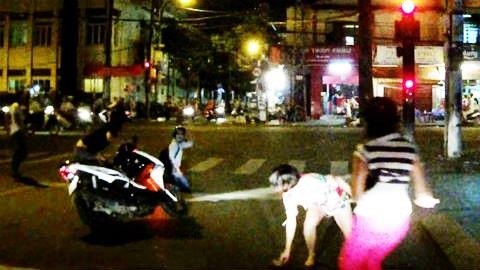 Co gai nhanh tri thoat khoi 2 ten cuop xe may o Sai Gon hinh anh