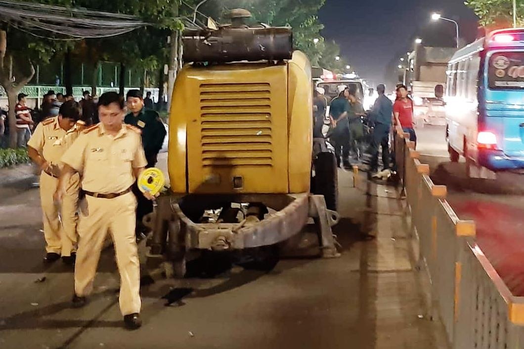 May bom be tong dut khoi xe tai khien 2 thanh nien tu vong o Sai Gon hinh anh