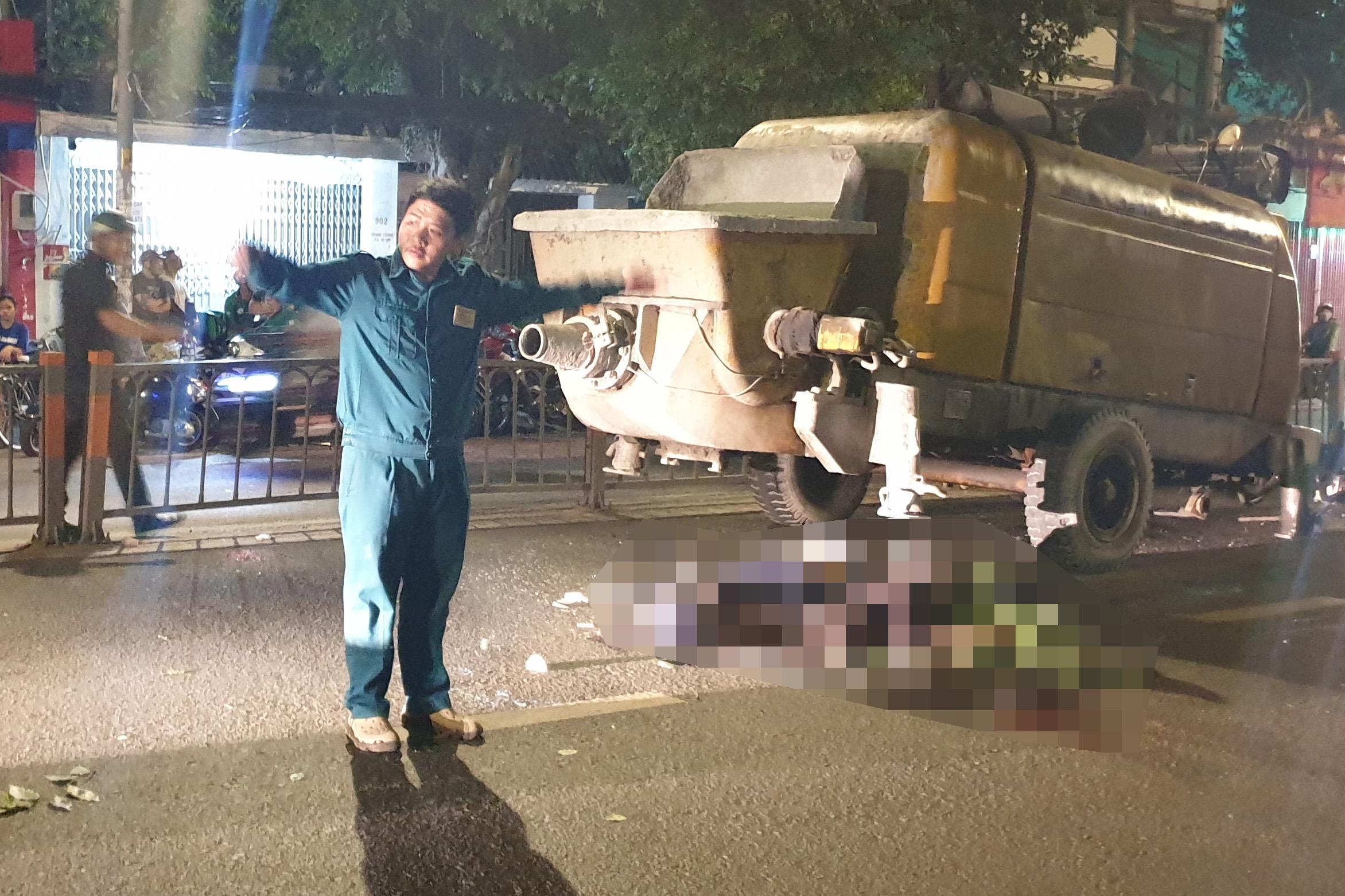 2 thanh nien tu vong khi tong vao may bom be tong o Sai Gon hinh anh