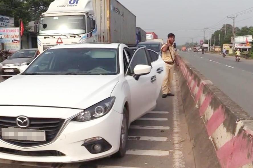 CSGT duoi bat tai xe nghien ma tuy, lai oto vuot den do hon 40 km hinh anh