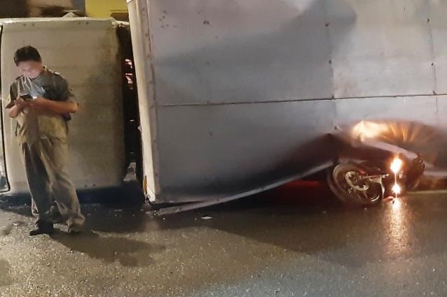 Oto tai lat de xe may o Sai Gon, mot nguoi thoat chet trong gang tac hinh anh