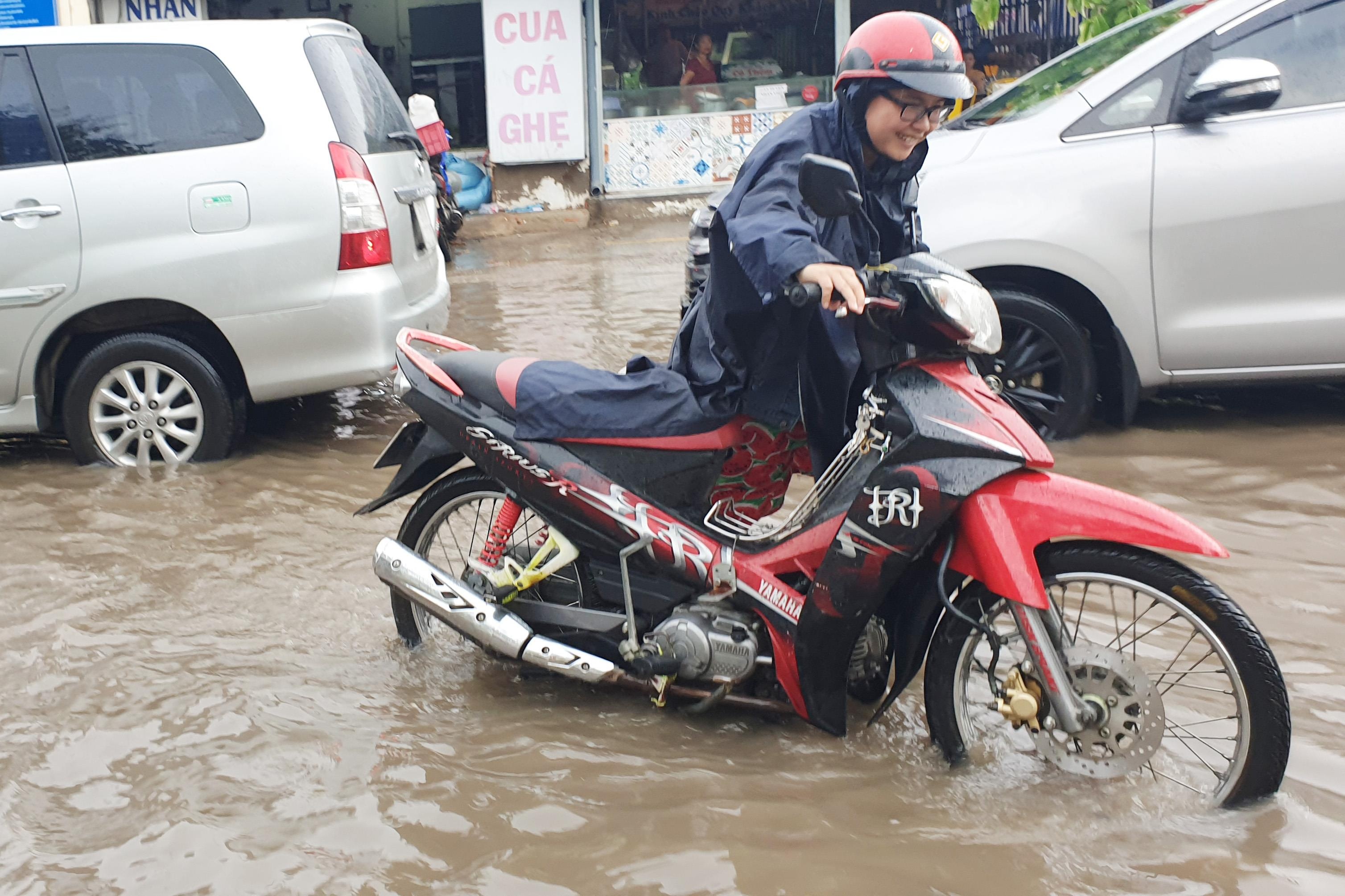 Duong Sai Gon ngap sau sau con mua keo dai 1 gio hinh anh