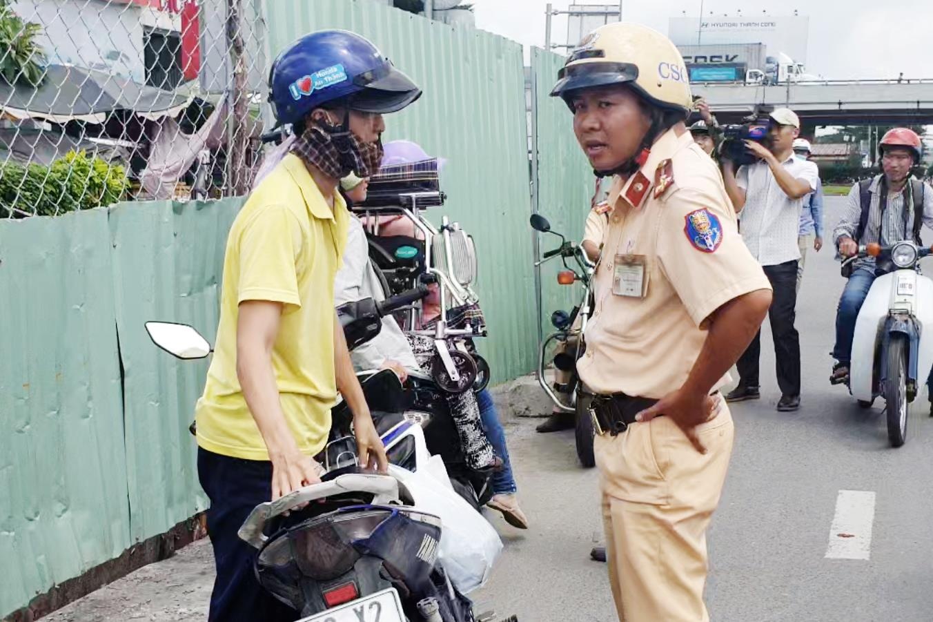 Nhieu nguoi di xe may nguoc chieu bi CSGT xu phat o Sai Gon hinh anh