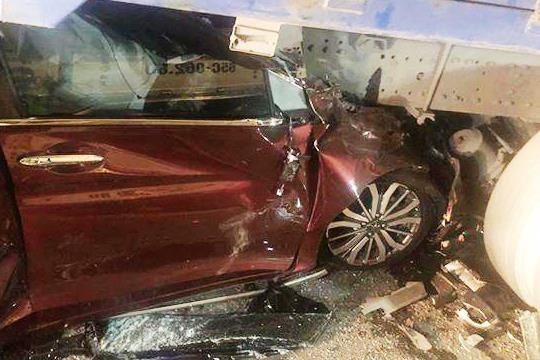 Oto con lot gam xe tai sau tai nan o Sai Gon, 4 nguoi thoat chet hinh anh