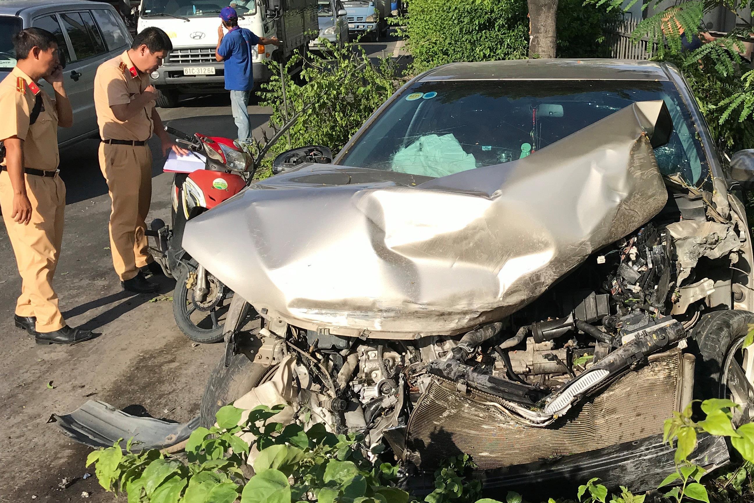 Toyota Camry huc bay dai phan cach, giao thong Sai Gon un tac 2 km hinh anh