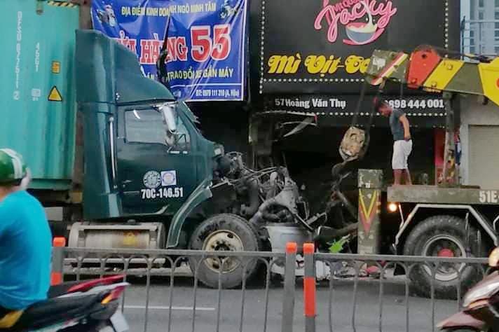 Xe dau keo tong 2 nha dan o Sai Gon, nhieu nguoi thoat chet hinh anh