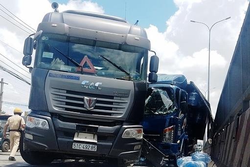 Oto tai tong xe dau keo o Sai Gon, quoc lo 1 un tac 3 km hinh anh