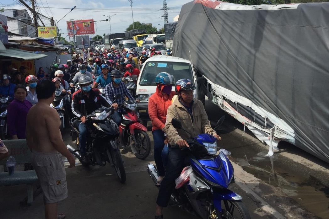 Hien truong tai nan giua 3 xe tai khien quoc lo 1 un tac 10 km hinh anh