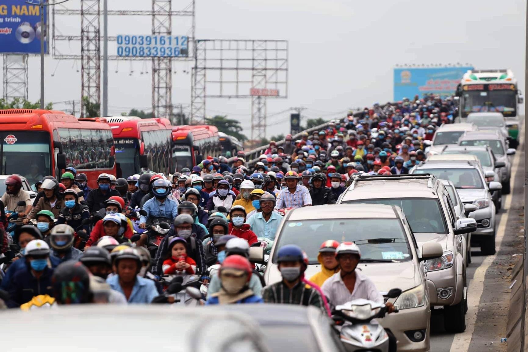 Nguoi dan tro lai Sai Gon sau le 2/9, quoc lo 1 un tac 3 km hinh anh
