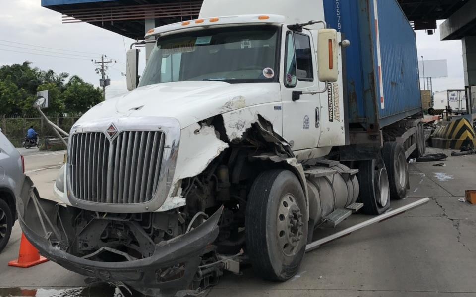 Tai xe ngu guc, tong xe dau keo vao tram thu phi cao toc Trung Luong hinh anh